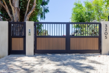 Double swing gates with Redwood cover