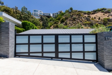 Double sliding gate with white laminated glass panels