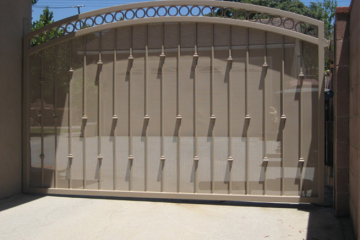 Steel swing gate with mesh cover