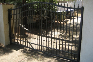 Steel swing gate with arch and spears