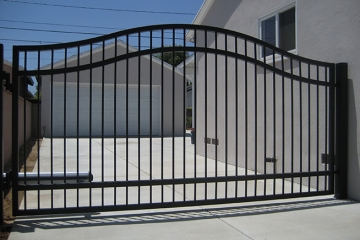 Arched top steel swing gate